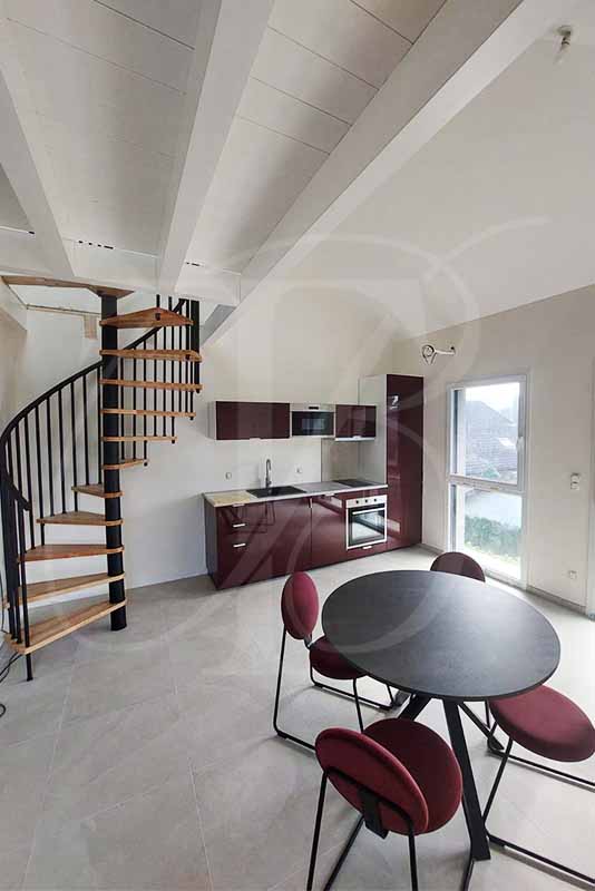 Pose d'une cuisine et d'un escalier en colimaçon