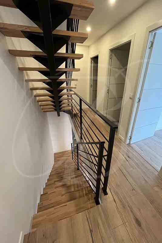 Pose d'un escalier avec un étage