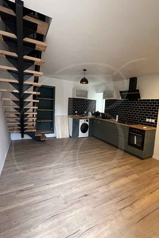 Rénovation d'une cuisine avec pose d'un escalier
