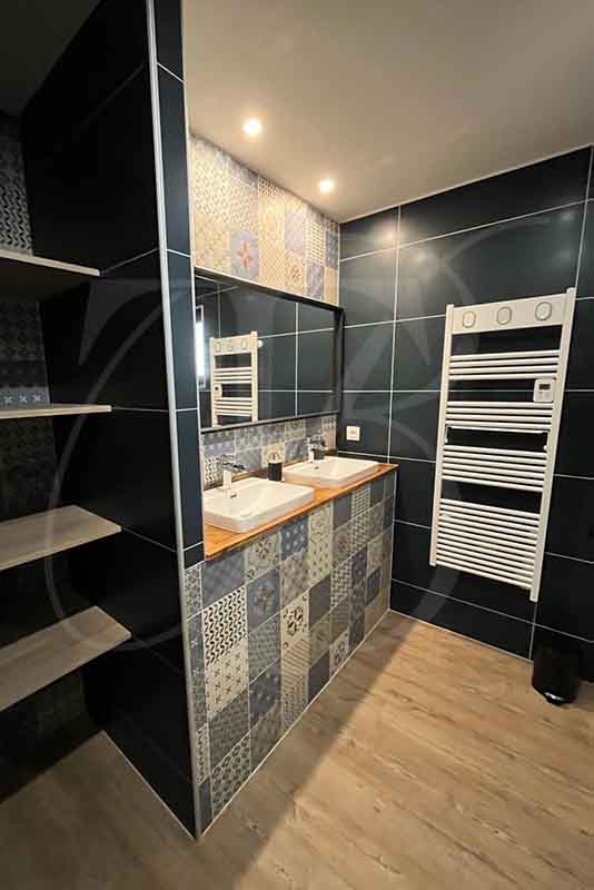 Rénovation salle de bain avec sèche serviette