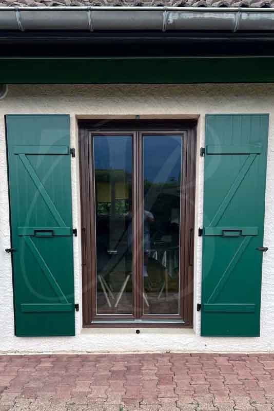 Volets battants Alu + fenêtres pvc imitation bois